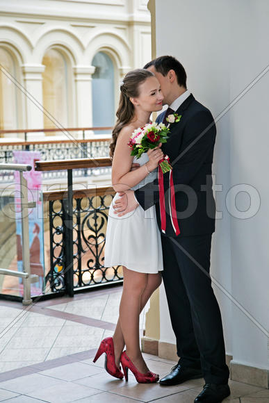 жених и невеста целуются