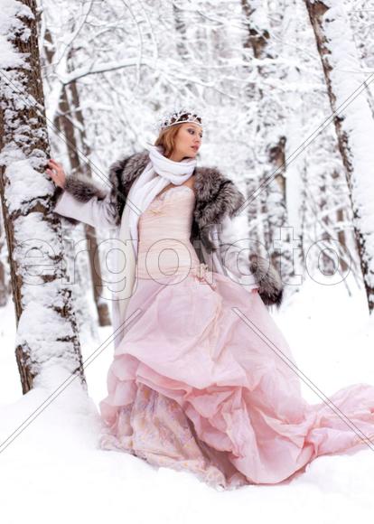девушка в розовом в зимнем лесу