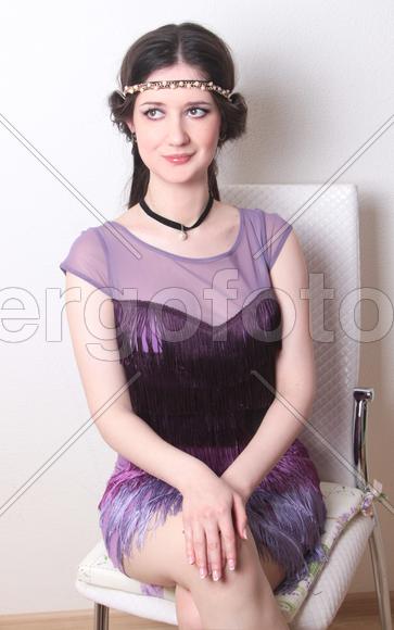 девушка в лиловом платье