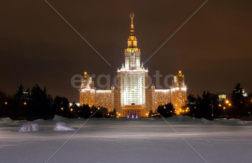 Главное здание Московского государственного университета (МГУ) вечером