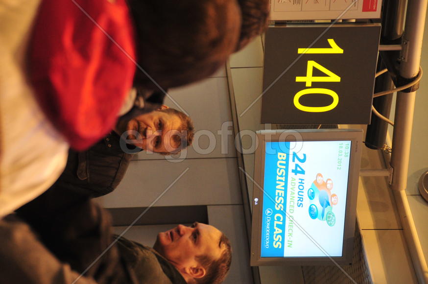 Стойки регистрации в аэропорту Домодедово. Ямало-ненецкий  автономный округ. Город Салехард, поселок