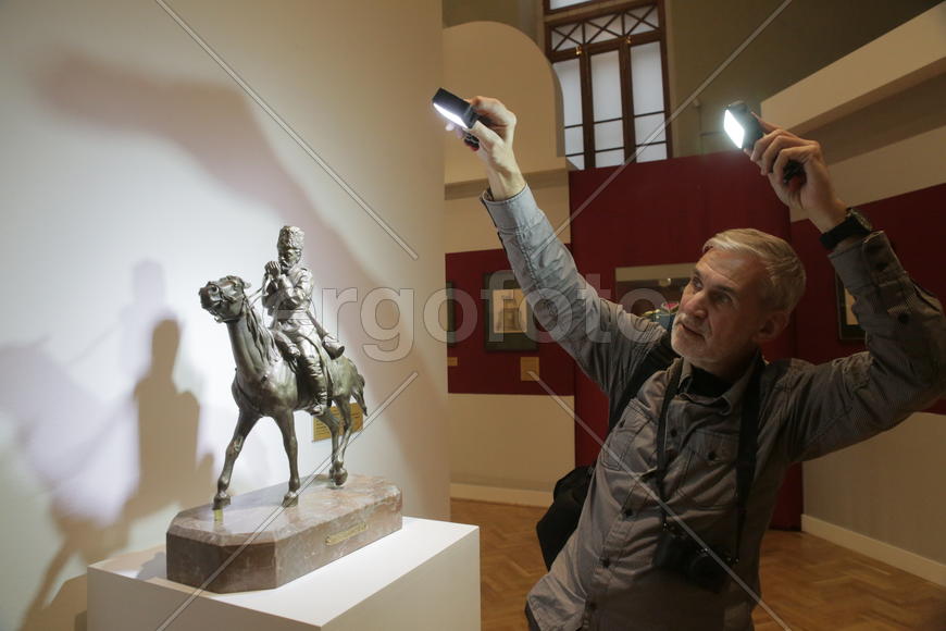 Московский фотограф Дмитрий Коробейников пытается осветить скульптуру.