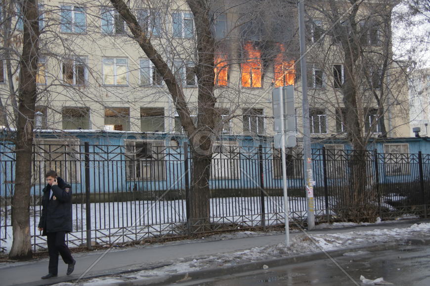 Пожар в выселенном под снос здании по ул.Сосинская