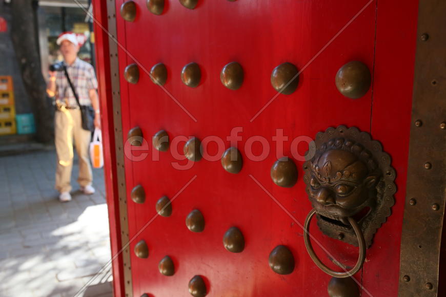 Красная дверь в Пекине