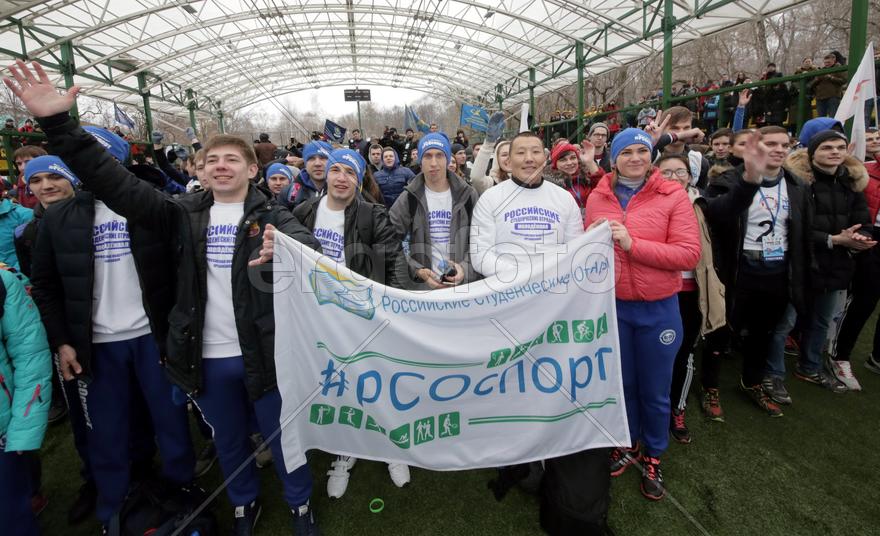 Участники Всероссийской гонки ГТО в Сокольниках преодолевают полосу препятстви