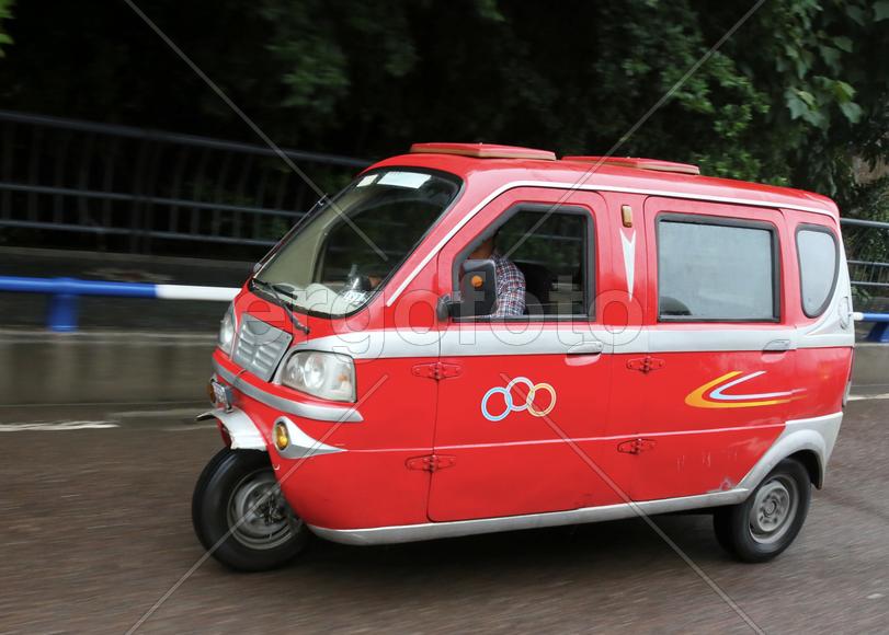 Город Чунцин, Китай.  Трехколесный автомобиль.