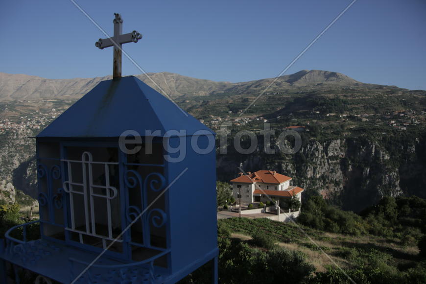 Священный католический крест в горной местности Ливана на возвышенности.  