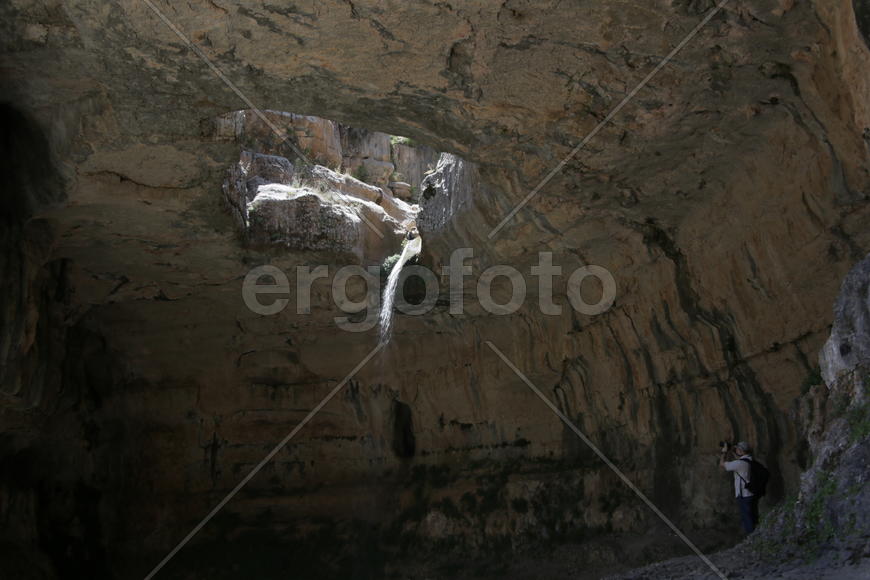 Ливан. Подземная пещера. Крупное отверстие в своде пещеры 