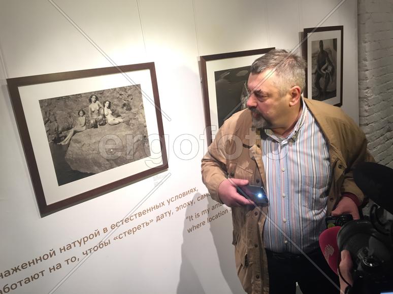 Муниципальный депутат Николай Брумель на выставке в галерее Братьев Люмьер. 