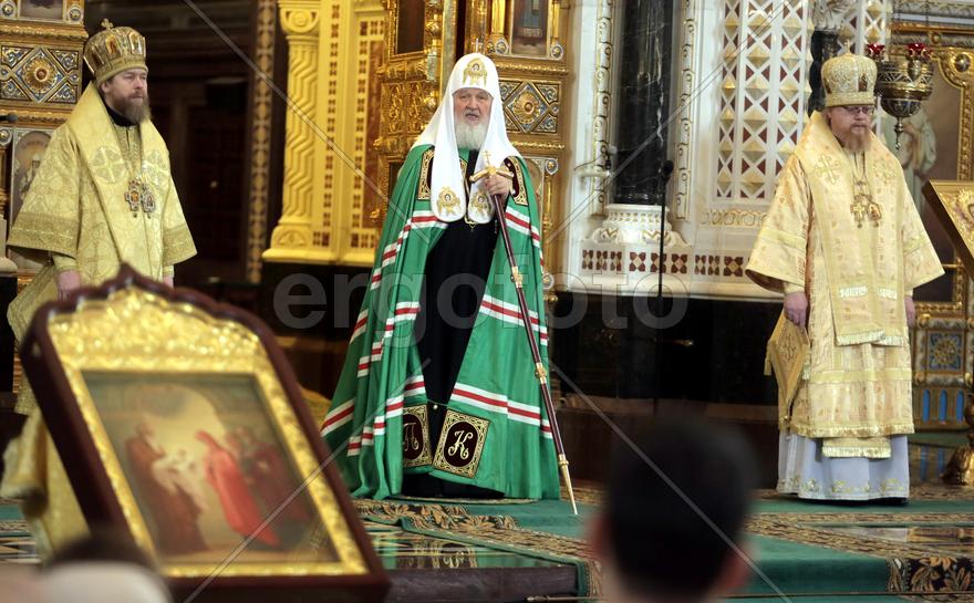 Патриарх Кирилл совершает службу в Храме Христа Спасителя. Москва. Россия