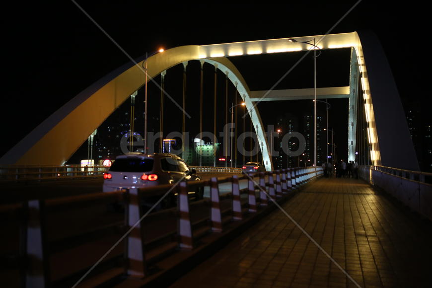 Китай, город Ланьчжоу. Мост через реку Хуанхэ