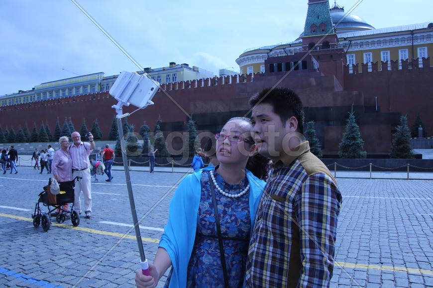 Китайские туристы на Красной площади делают селфи