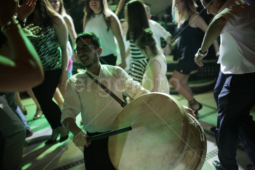 Праздничный банкет в Ливане. Музыкант играющий на барабане 