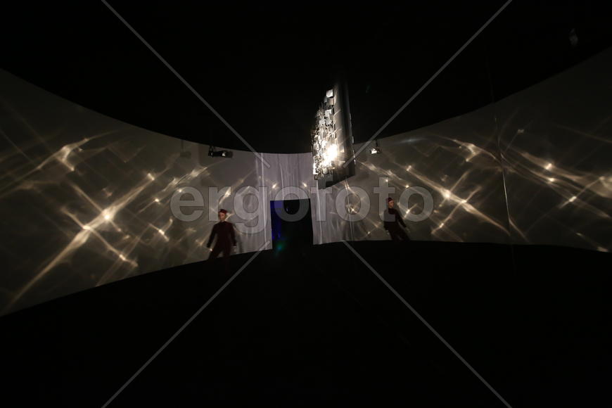 Инсталляция Хулио Ле Парка "Свет в движении" 