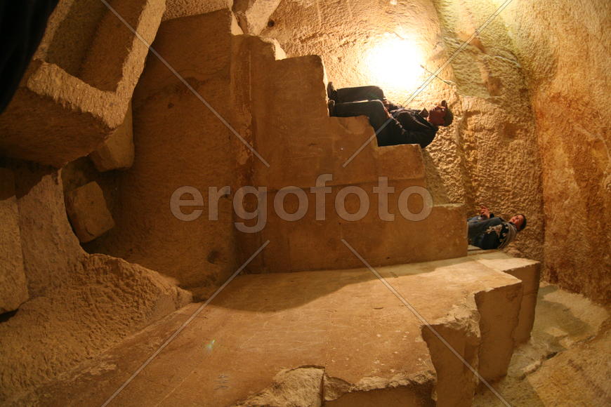 Два человека в пещере