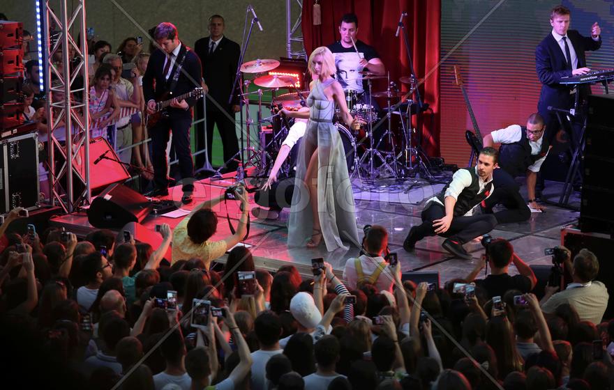 Певица Полина Гагарина на концерте в Кунцево-плаза
