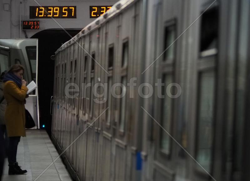 Пассажирка московского метрополитена читает книгу в ожидании поезда