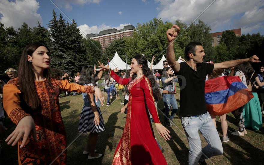 Марьян Манукян (слева), Левон Навоян и Изабелла Петросян танцуют народный танец . Праздник "Абрикос"