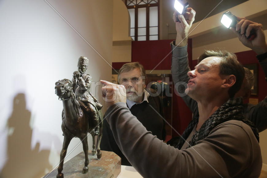 Журналисты у скульптуры "Казак, закуривающий трубку"