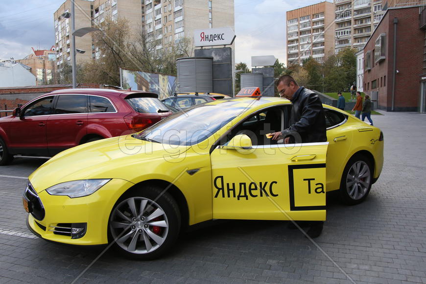 Первое в России электротакси. Электромобиль Tesla. Первый раз в Тесле