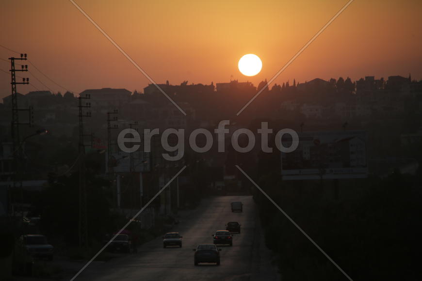 Закат над Ливаном. Солнце садиться за линию гороизонта