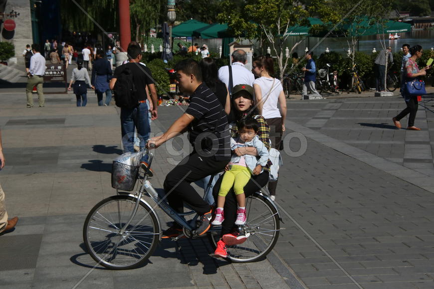 Велосипедисты на улицах Пекина