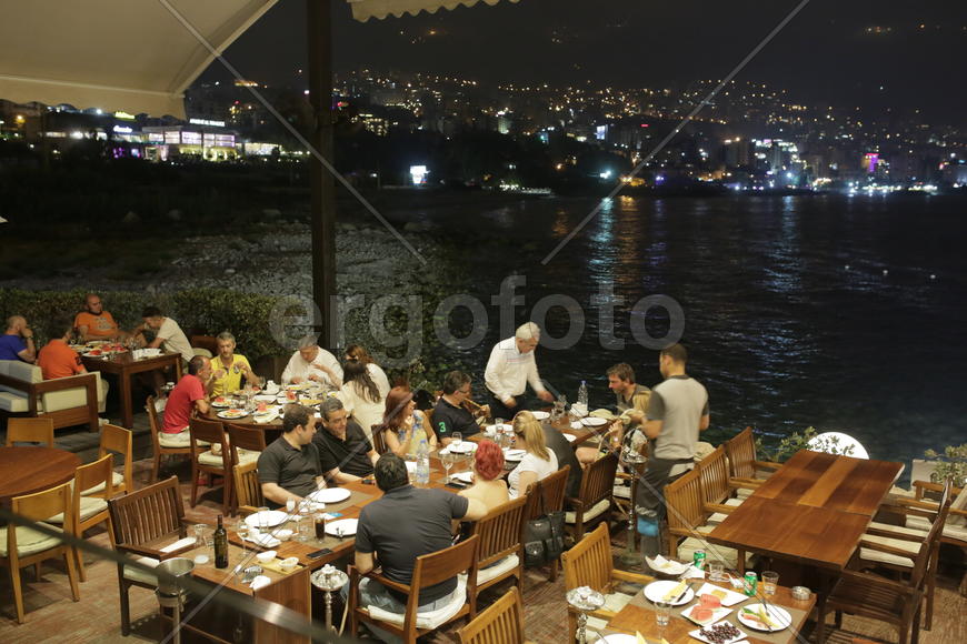 Посетители Ливанского ресторана за ужином 