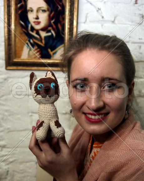 Любовь Пономарева с игрушкой из мультфильма Гав