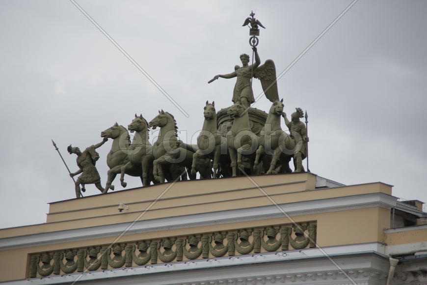 Украшение на крыше здания. Колесница с ангелом. Достопримечательности Санкт-Петербурга 