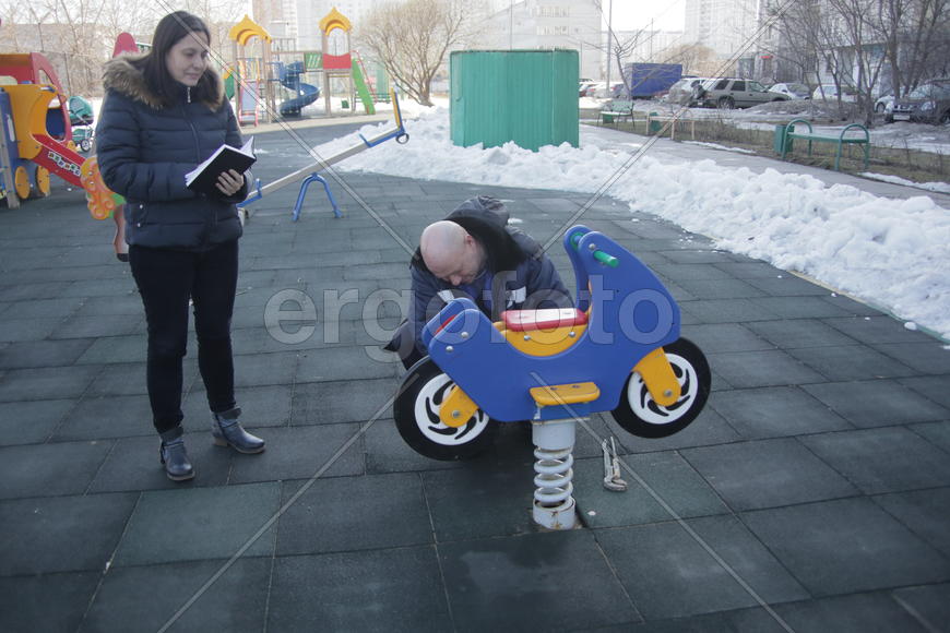 Инженер по благоустройству РЭУ-5 управы Люблино Ольга Лебедева и плотник РЭУ-5 Иван Алексеев
