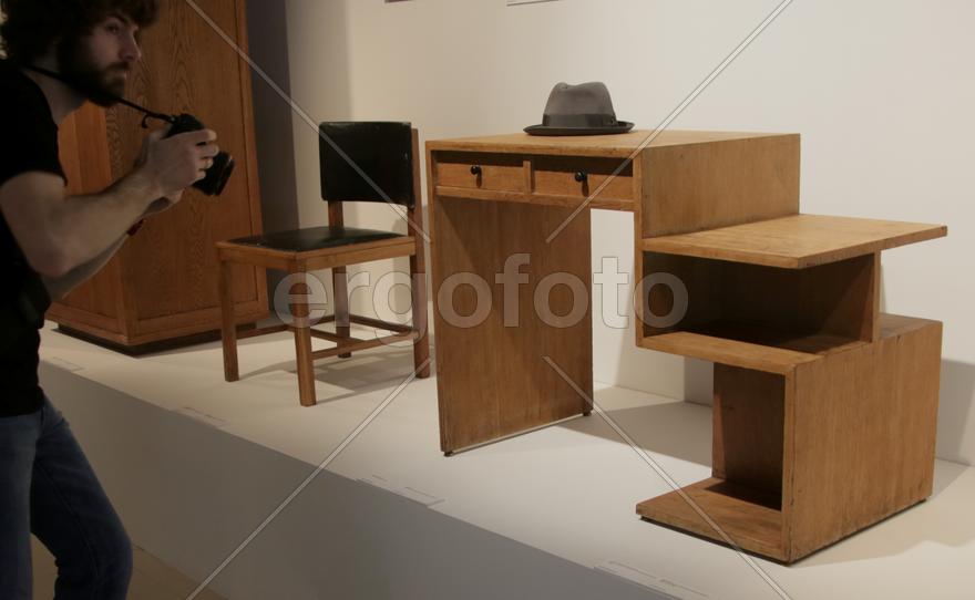 Мебель, созданная по эскизам Бориса Иофана и его шляпа
