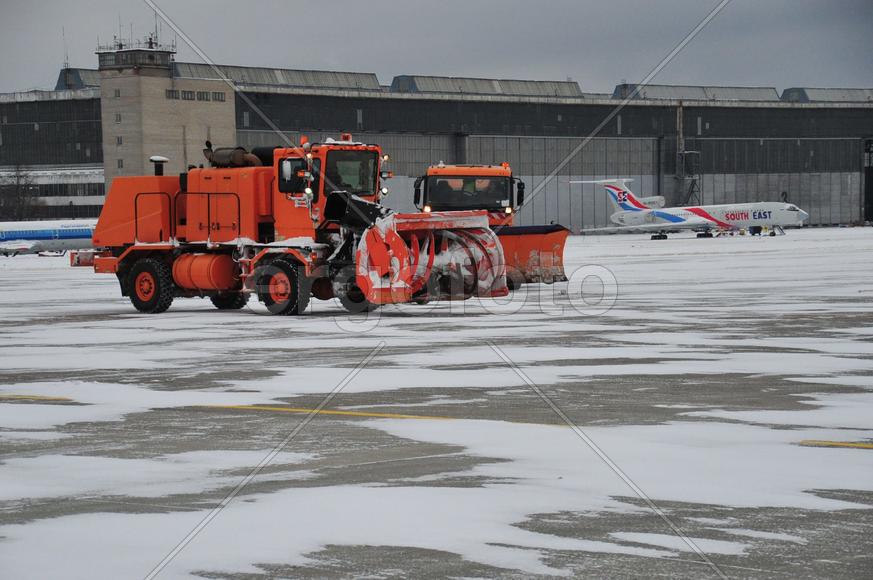 Уборка снега в аэропорту Домодедово 13