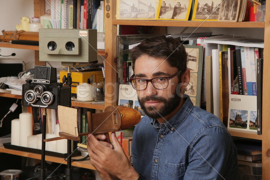 Историк Роман Шмидт демонстрирует деревяные очки с увелечительными стеклами 
