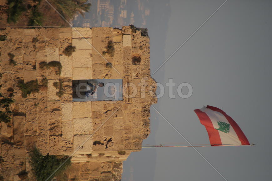 Задумчивый мужчина в разрушенной Ливанской крепости. 