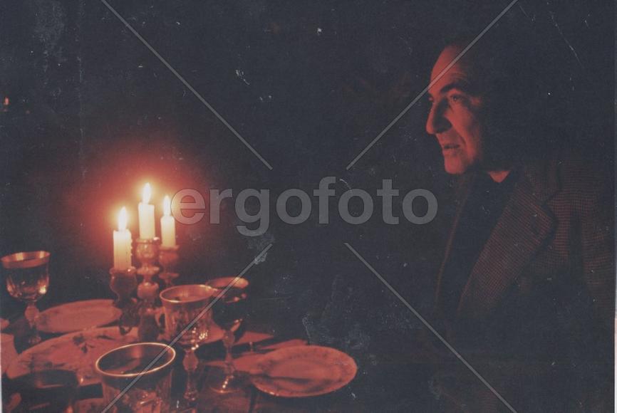Березовский за ужином при свечах