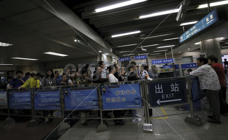 Пекин. Сентябрь 2015. При входе на станцию тщательно проверяют сумки. Возможны длительные очереди. 