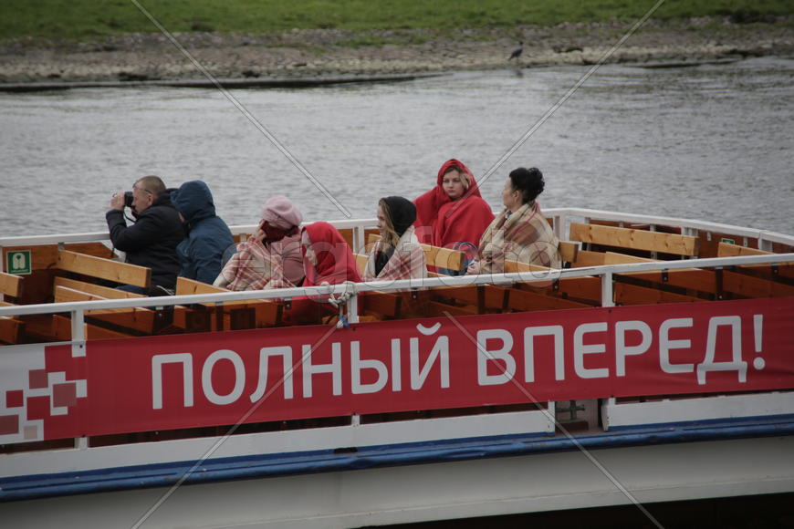 Туристы на водной прогулке на реке Неве,  Петропавловская крепость. Санкт-Петербруг