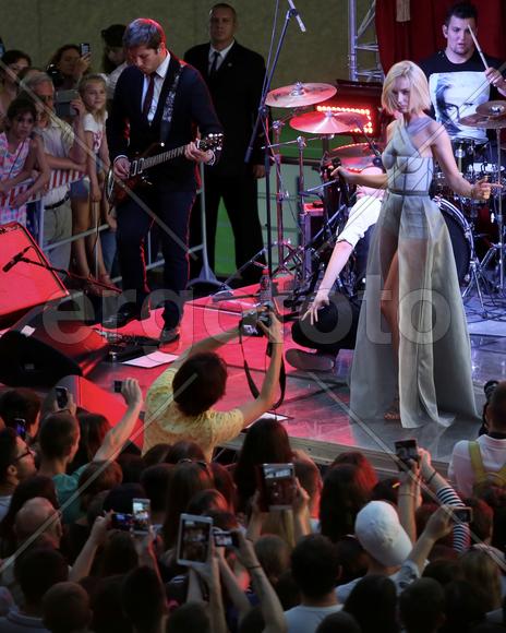 Гагарина на концерте в Кунцево-плаза
