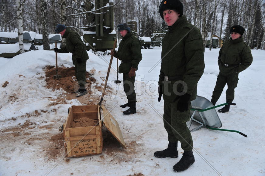 6-я бригада ПВО. На снимке: военнослужащие и ящик с песком.