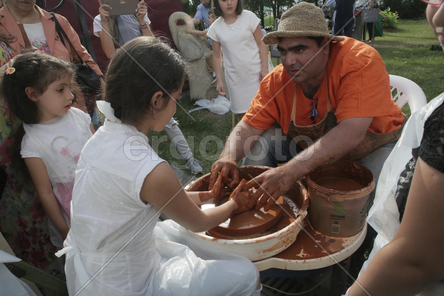 Гончар Ваган Енгоян. Праздник "Абрикос" в парке Музеон, 10 июля 2016 года. 