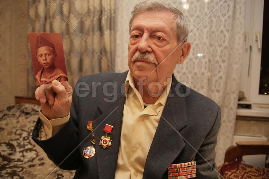 Участник обороны Москвы Юрий Семичковский в молодости на старой фотографии 
