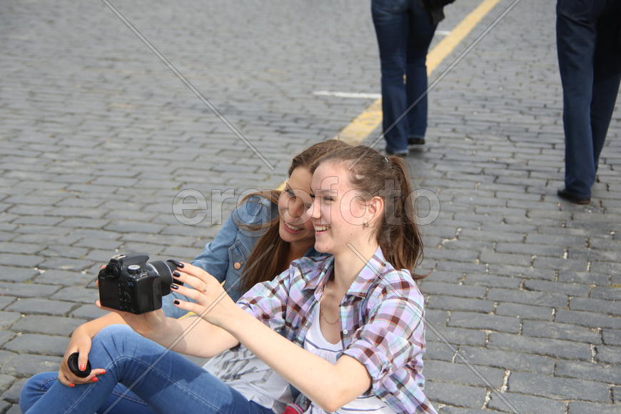 Девушки на Красной площади делают селфи