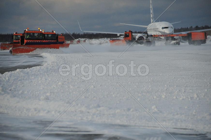 Уборка снега в аэропорту Домодедово 2