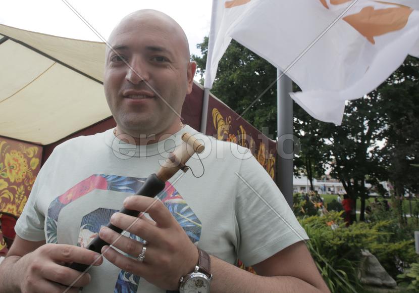 Дундукист Оганес Казарян. Праздник "Абрикос" в парке Музеон, 10 июля 2016 года. 