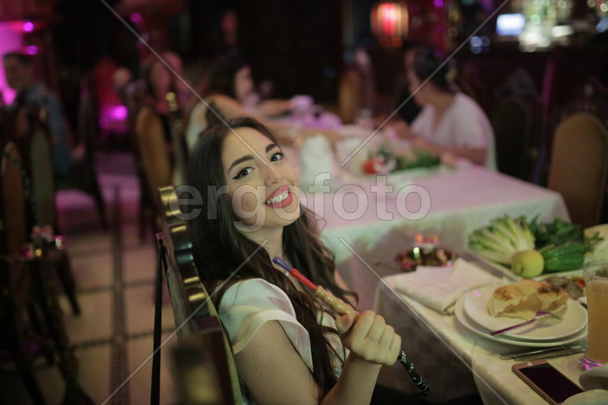 Праздничный банкет в Ливане. Девушка за праздничным столом 