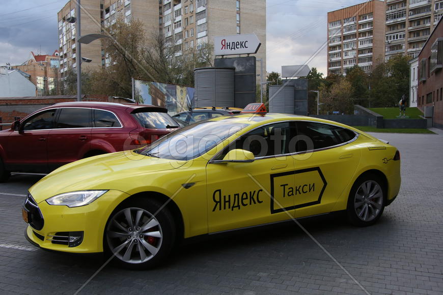 Первое в России электротакси. Электромобиль Tesla. Первый раз в Тесле
