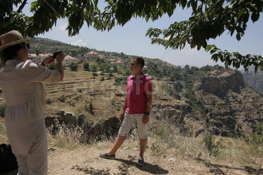 Туристические маршруты Ливана в горной местности. Живописный вид на фоне которого позирует ребенок