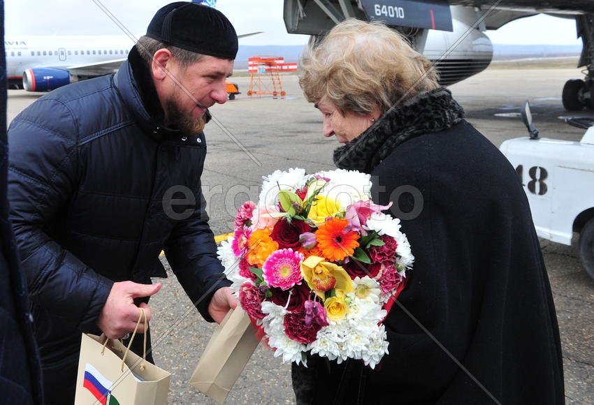 Рамзан Кадыров вручает букет цветов