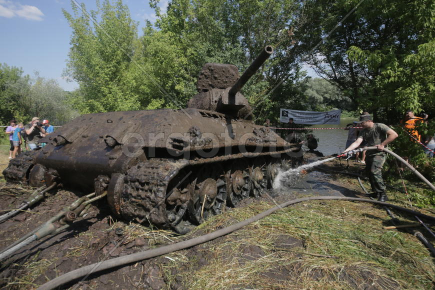 Подъем танка Т-34 из реки Дон