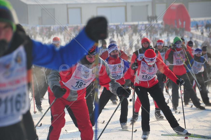 Лыжная гонка Лыжня-России-2012 в подмосковной Яхроме. фото Сергей Шахиджанян 12 февраля 2012 года. 